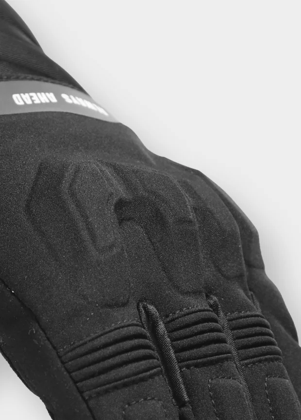 Detail van de harde knokkelbescherming van de LS2 Jet III motorhandschoenen