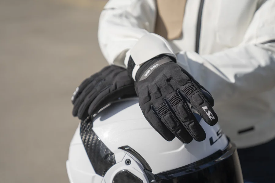 LS2 Jet III zwarte motorhandschoenen gedragen op een helm